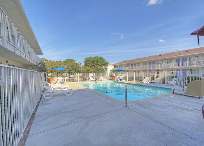 Motel 6 San Antonio, Tx Six Flags Fiesta Tx - La Cantera Area